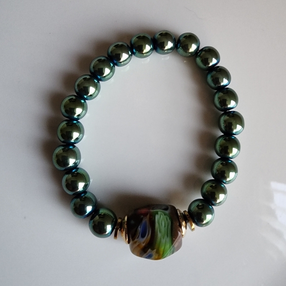 Elegant Green Beaded Bracelet with Multicolor Accent - Picture 3 of 6